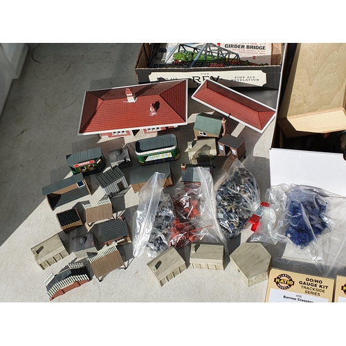 492 - A box of 00 gauge Lineside Buildings, Apparatus, Humbrol Paints, Airfix Figures, Ratio and Peco Barr... 