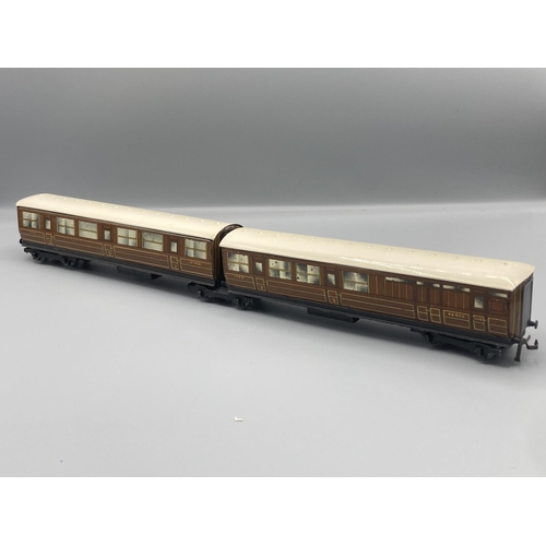 51 - Hornby Dublo D2 Articulated Coaches, post-war. Generally in excellent condition, Brake/3rd roof has ... 