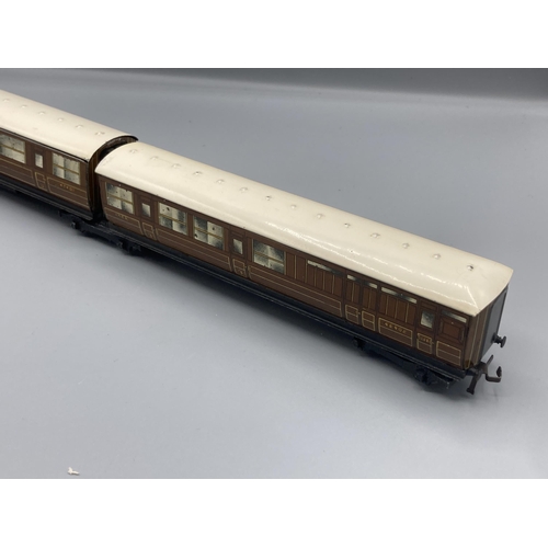 51 - Hornby Dublo D2 Articulated Coaches, post-war. Generally in excellent condition, Brake/3rd roof has ... 