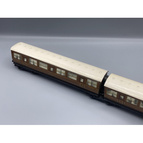 51 - Hornby Dublo D2 Articulated Coaches, post-war. Generally in excellent condition, Brake/3rd roof has ... 