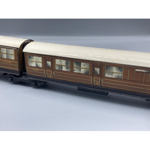 51 - Hornby Dublo D2 Articulated Coaches, post-war. Generally in excellent condition, Brake/3rd roof has ... 