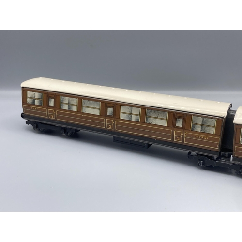 51 - Hornby Dublo D2 Articulated Coaches, post-war. Generally in excellent condition, Brake/3rd roof has ... 