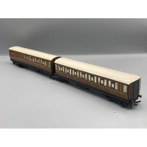 51 - Hornby Dublo D2 Articulated Coaches, post-war. Generally in excellent condition, Brake/3rd roof has ... 