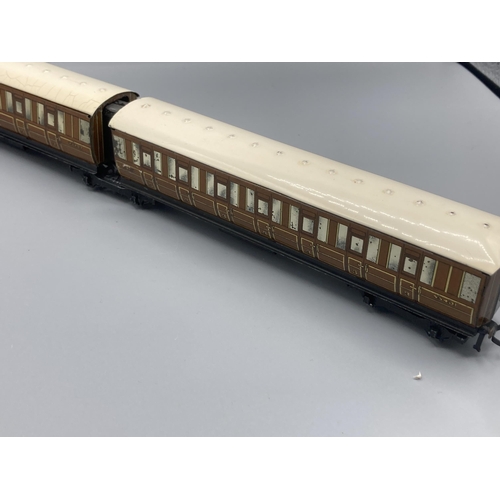 51 - Hornby Dublo D2 Articulated Coaches, post-war. Generally in excellent condition, Brake/3rd roof has ... 