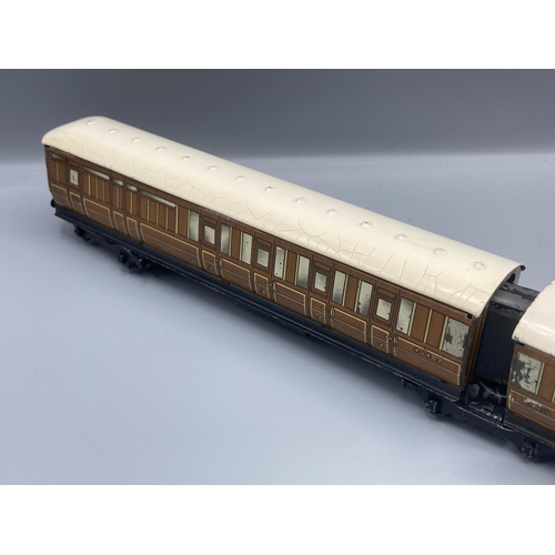 51 - Hornby Dublo D2 Articulated Coaches, post-war. Generally in excellent condition, Brake/3rd roof has ... 