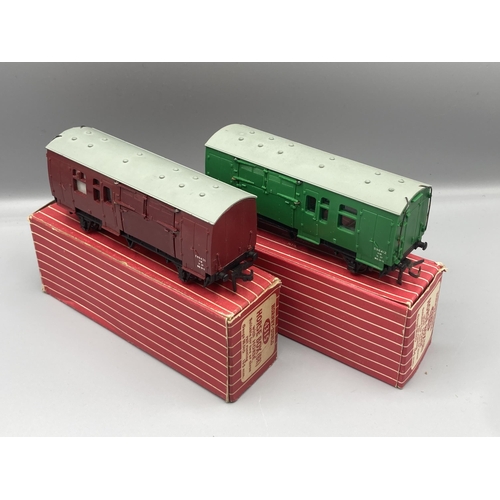 52 - Hornby Dublo 4315 B.R. Horse Box, Nr mint, letter 'K' painted to underside of base. Also 4316 S.R. H... 