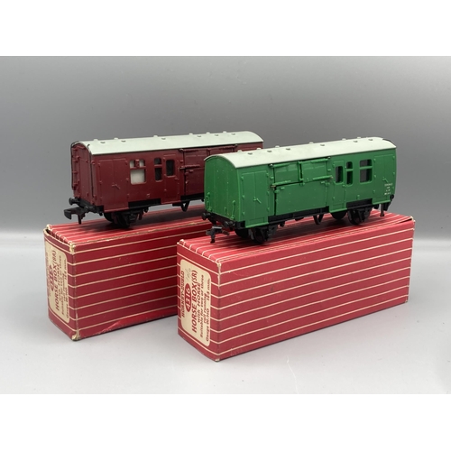 52 - Hornby Dublo 4315 B.R. Horse Box, Nr mint, letter 'K' painted to underside of base. Also 4316 S.R. H... 