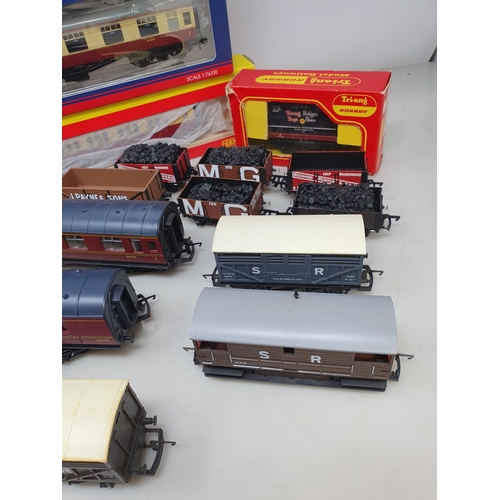 531 - A boxed Hornby 00 gauge BR Brake Caoch, Bachmann BR Corridor Coach, Lima Restaurant Car, two Airfix,... 