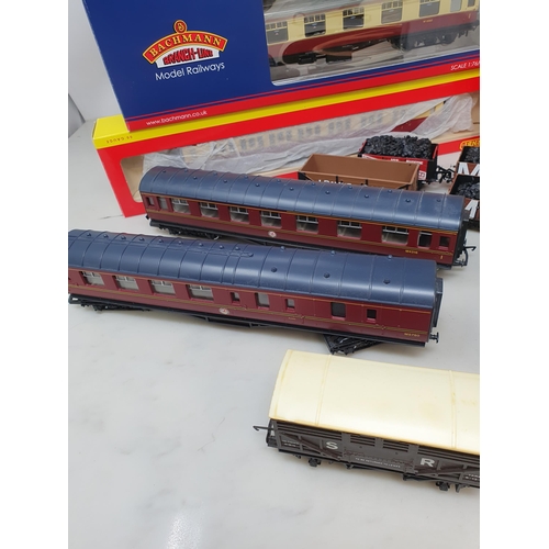 531 - A boxed Hornby 00 gauge BR Brake Caoch, Bachmann BR Corridor Coach, Lima Restaurant Car, two Airfix,... 