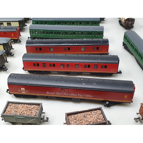 551 - An unboxed Trix N gauge 'Britannia' Locomotive, eleven unboxed N gauge Pullman Coaches, six Royal Ma... 