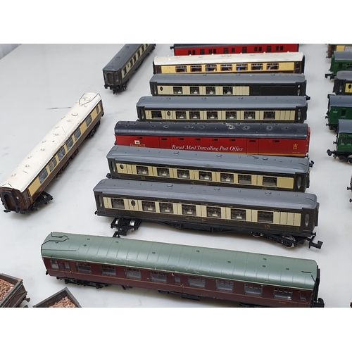 551 - An unboxed Trix N gauge 'Britannia' Locomotive, eleven unboxed N gauge Pullman Coaches, six Royal Ma... 