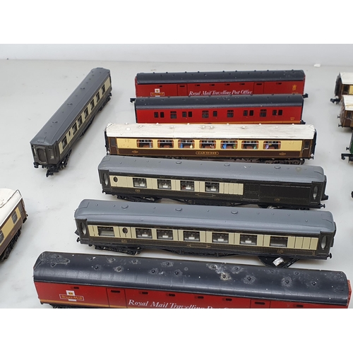 551 - An unboxed Trix N gauge 'Britannia' Locomotive, eleven unboxed N gauge Pullman Coaches, six Royal Ma... 