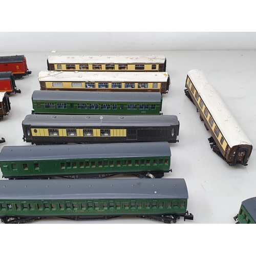 551 - An unboxed Trix N gauge 'Britannia' Locomotive, eleven unboxed N gauge Pullman Coaches, six Royal Ma... 