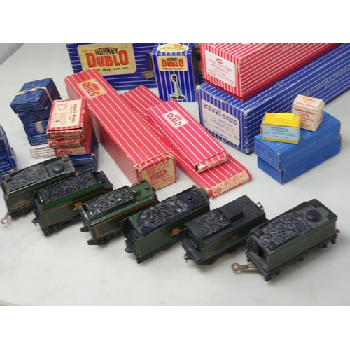 577 - A box of Hornby Dublo accessories and spares including three boxed T.P.O Mail Van Sets, two boxed T.... 