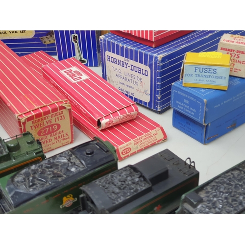 577 - A box of Hornby Dublo accessories and spares including three boxed T.P.O Mail Van Sets, two boxed T.... 