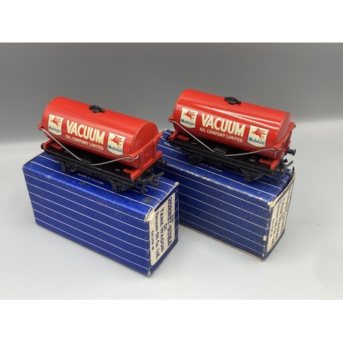 58 - Hornby Dublo reference pair of D1 'Vacuum Oil Ltd' Tankers, mint condition, boxes Ex-plus. The diffe... 