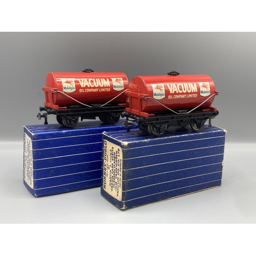 58 - Hornby Dublo reference pair of D1 'Vacuum Oil Ltd' Tankers, mint condition, boxes Ex-plus. The diffe... 