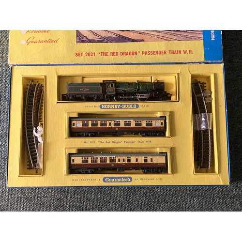 61 - Hornby Dublo 2021 'The Red Dragon' Passenger Set, locomotive and coaches in Nr mint-mint condition. ... 