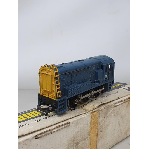 95 - Wrenn W2232 0-6-0 Diesel Shunter A/F, boxed and two Wrenn 2206 0-6-0T Locomotives