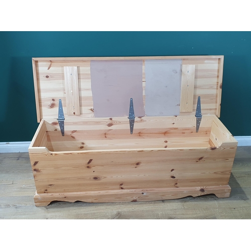 661 - A modern Pine Blanket/Storage Box. 1ft 7