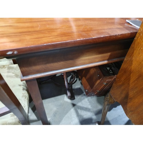 588 - A modern mahogany Dining Table 4ft 3in W x 2ft 7in H (R6)