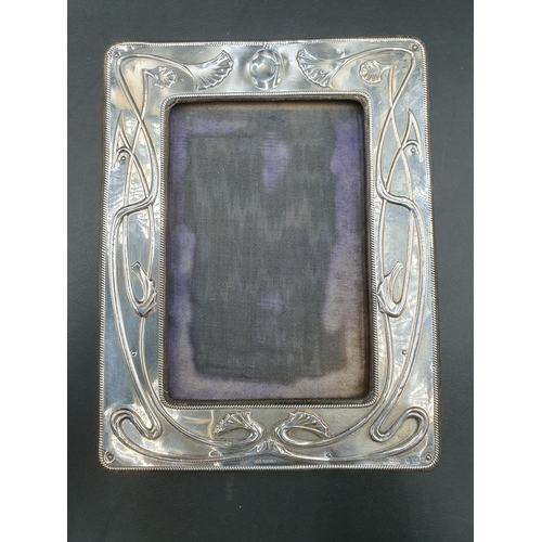 150 - An Edward VII silver Art Nouveau Photograph Frame with sinuous embossing, Birmingham 1907,  7 1/2 x ... 