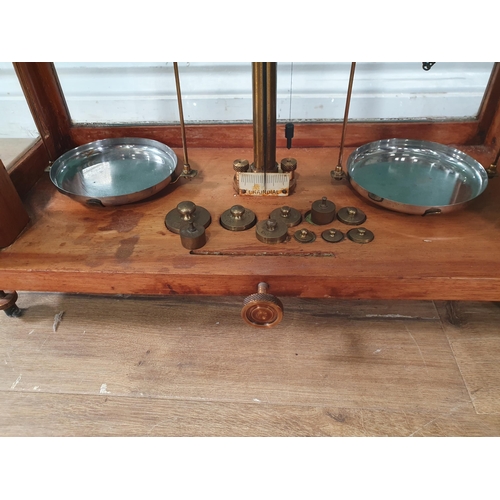 510 - A Griffin & Tatlock Ltd set of Chemist's Scale in case 1ft 7in W x 1ft 4in H (R2).