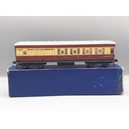 1007 - Five Hornby Dublo D11 Coaches, four boxed, all are in near mint to mint condition comprising 3x 1/3r... 