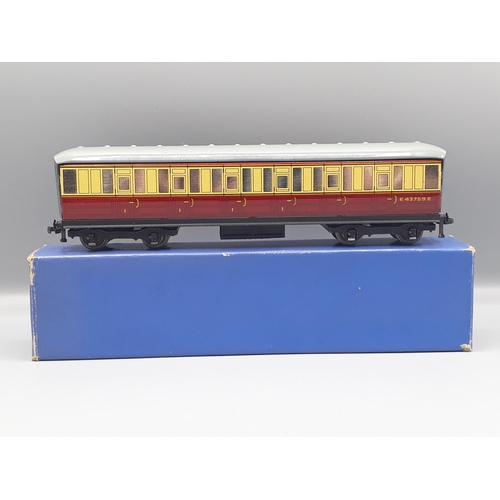 1007 - Five Hornby Dublo D11 Coaches, four boxed, all are in near mint to mint condition comprising 3x 1/3r... 