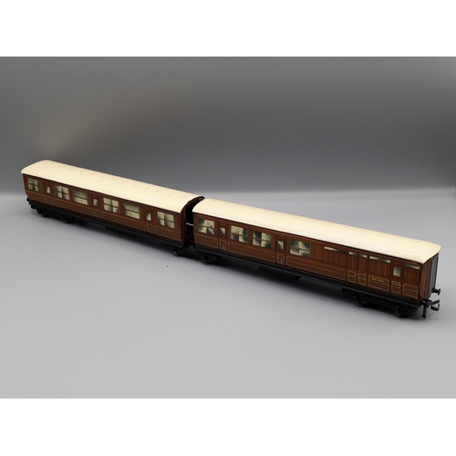 1021 - Hornby Dublo D2 Articulated Coaches, Nr mint. Coaches are pre-war but fitted with post-war bogies. T... 