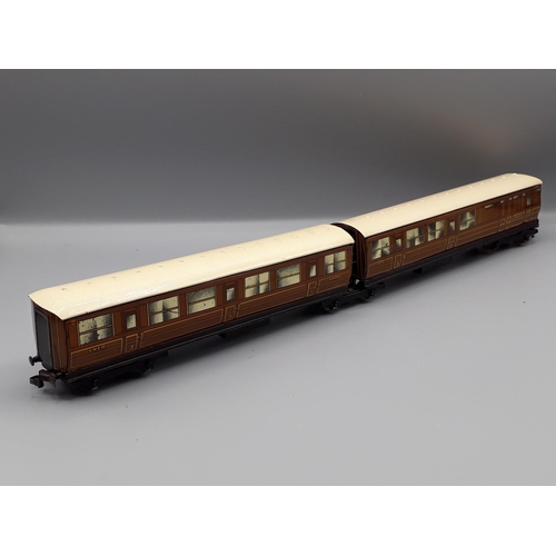 1021 - Hornby Dublo D2 Articulated Coaches, Nr mint. Coaches are pre-war but fitted with post-war bogies. T... 