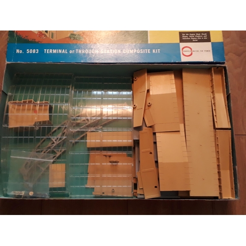 1024 - Hornby Dublo 5083 Terminal Station. Nr-mint and boxed. Windows and doors have been neatly spot glued... 