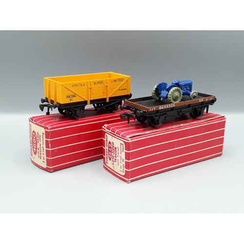 1028 - Hornby Dublo 4660 United Glass Ltd Sand Wagon and 4649 Low-sided Wagon with tractor, boxed, unused. ... 