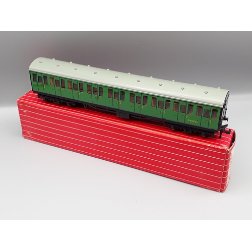 1055 - Hornby Dublo Export 4231 SR Suburban 2nd class Coach, unused boxed. Coach in mint condition showing ... 