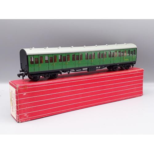 1055 - Hornby Dublo Export 4231 SR Suburban 2nd class Coach, unused boxed. Coach in mint condition showing ... 