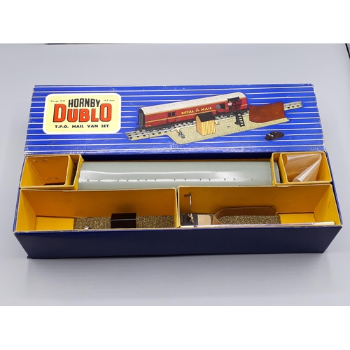 1064 - Hornby Dublo D1 Island Platform and D1 Extension, 3-rail TPO Set, all mint boxed with packing where ... 