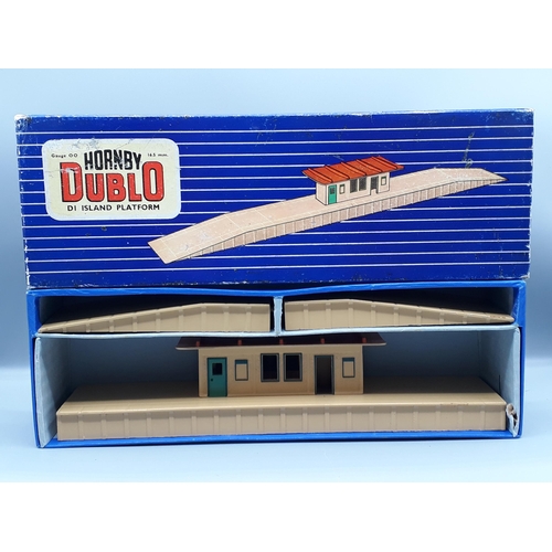 1064 - Hornby Dublo D1 Island Platform and D1 Extension, 3-rail TPO Set, all mint boxed with packing where ... 