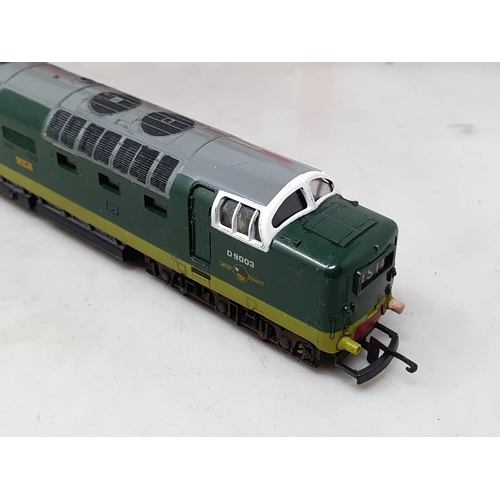 1303 - A boxed Hornby 00 gauge Class 59 diesel Locomotive, a boxed Hornby A4 'Mallard' Locomotive in BR gre... 