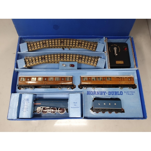 1032 - Hornby Dublo EDP1 'Sir Nigel Gresley' Passenger Set, mint boxed. Locomotive and coaches are in mint ... 