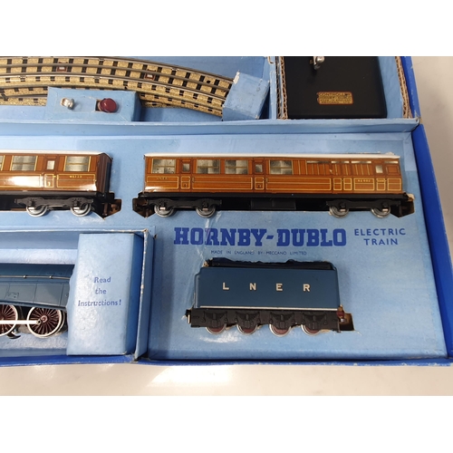 1032 - Hornby Dublo EDP1 'Sir Nigel Gresley' Passenger Set, mint boxed. Locomotive and coaches are in mint ... 