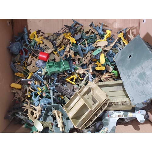 699 - A bag of Lego and a quantity of plastic Soldiers, Tanks, etc. (R7).