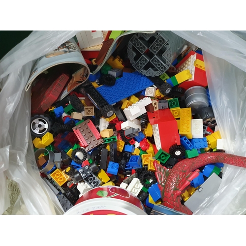 699 - A bag of Lego and a quantity of plastic Soldiers, Tanks, etc. (R7).