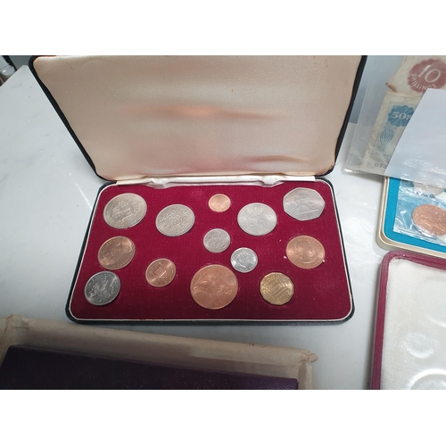 257 - A collection of mainly British commemorative Coins, to include a 1937 Specimen Set (case broken and ... 