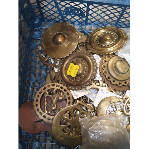 392 - A collection of assorted decorative Horse Brasses, a Gray Cooper Shire Horse Plate, etc. (R5),