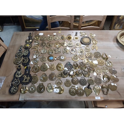 393 - A collection of assorted decorative Horse Brasses. (R5).