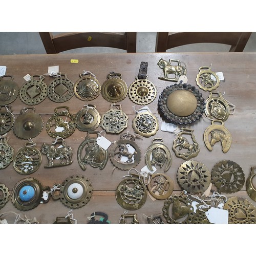 393 - A collection of assorted decorative Horse Brasses. (R5).