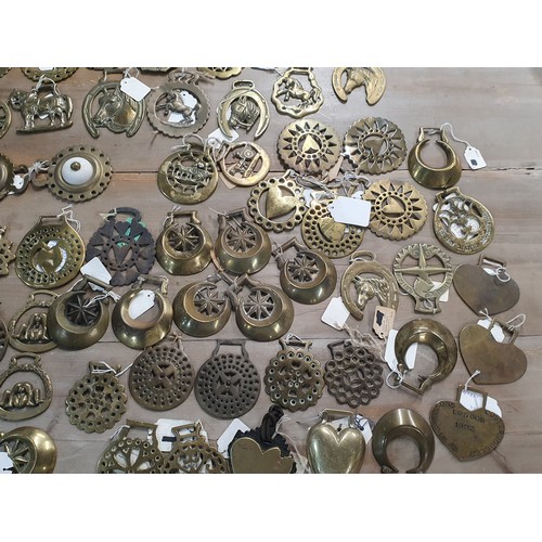 393 - A collection of assorted decorative Horse Brasses. (R5).