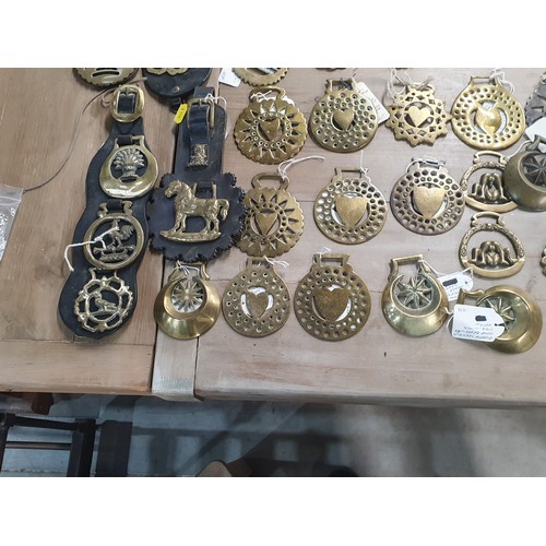 393 - A collection of assorted decorative Horse Brasses. (R5).