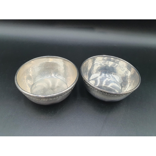 33 - A pair of George V/VI hammered silver circular bowls with chain link rim, Birmingham 1932/1936, make... 