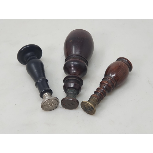 515 - A collection of antique treen items including a Whistle, three Seals with turned handles, a Snuff Bo... 